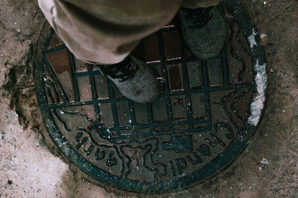 Оператор очистных сооружений застрял в канализационной трубе в Богородске