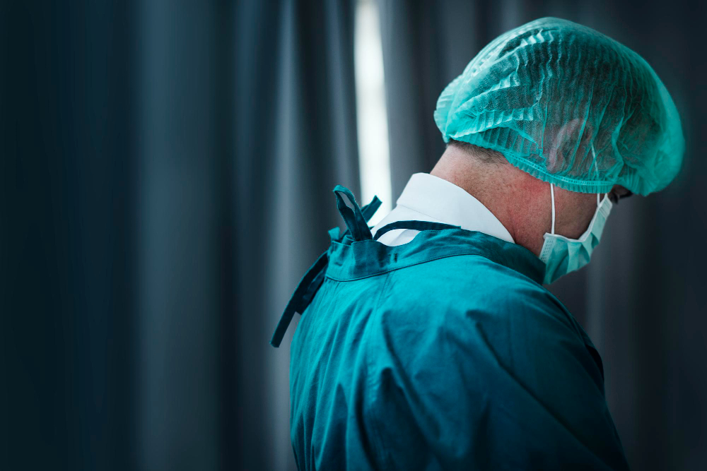 Хирурга Воротынской ЦРБ ударили в глаз в ходе конфликта на работе