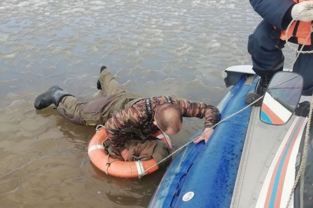 Фото Спасатели вытащили из Волги в Воротынском районе провалившегося под лед рыбака - Новости Живем в Нижнем