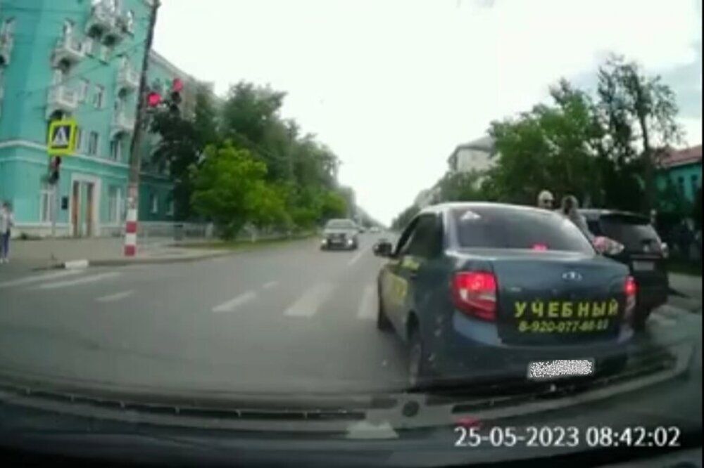 Дзержинский автолюбитель плюнул в лицо инструктору автошколы