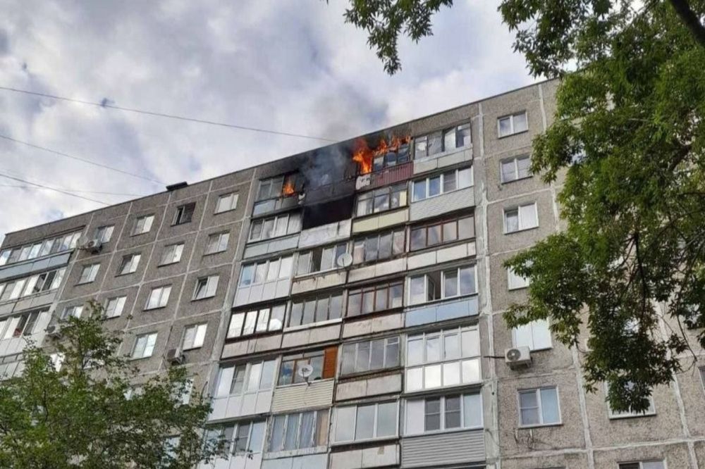 Балконы многоэтажки загорелись в Ленинском районе Нижнего Новгорода 