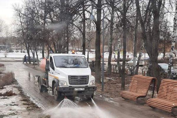 Уборку провели в скверах Сормовского района 