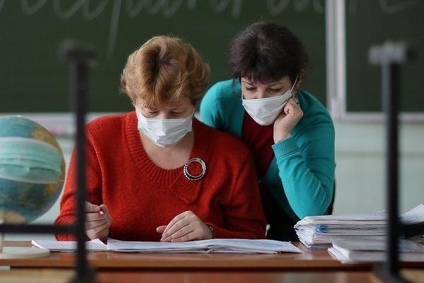 Учителей не будут отстранять от работы при отказе привиться от коронавируса