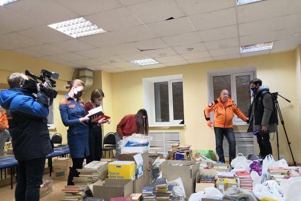 Около четырех тысяч книг собрали активисты для сгоревшей библиотеки в селе Макарий