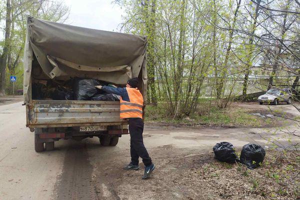 Рабочие приступили к покраске остановочных павильонов на Комсомольском шоссе в Нижнем Новгороде