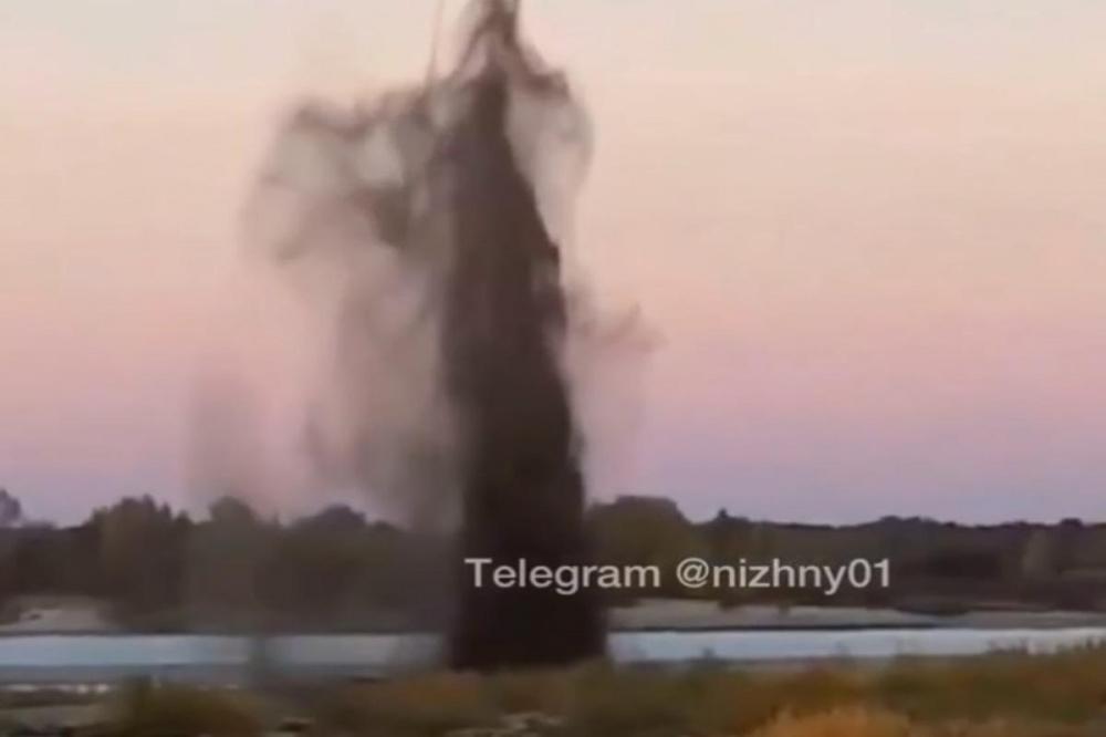 Черный фонтан забил у деревни Ляхово в Балахнинском районе