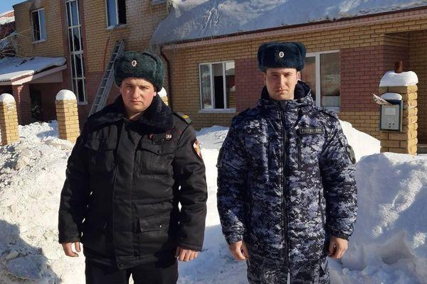 Сотрудники Росгвардии спасли из огня двоих детей в Нижегородской области
