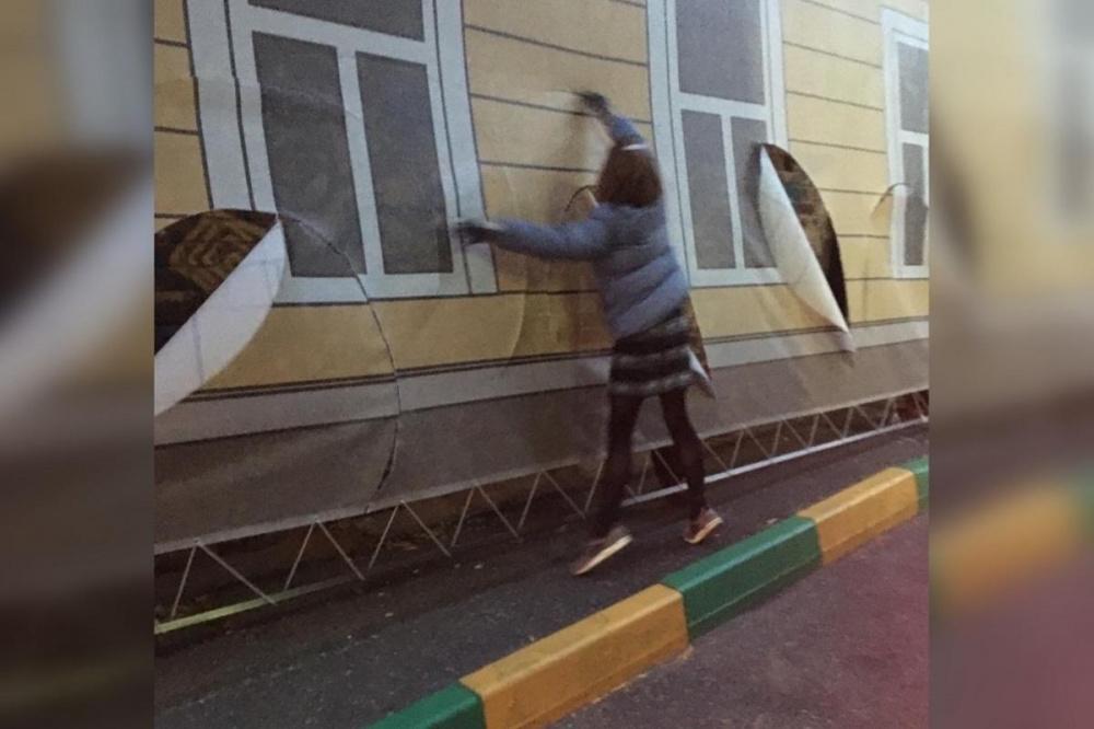 Фото Нижегородка разрезала фальшфасад в Холодном переулке - Новости Живем в Нижнем