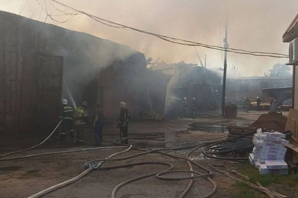 Пожарные потушили огонь на борском складе 16 августа