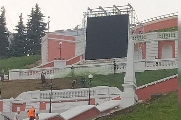 Склоны вокруг Чкаловской лестницы в Нижнем Новгороде покрасили перед открытием