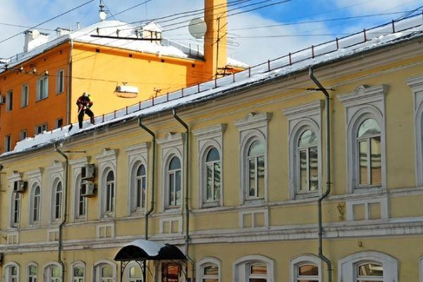 Штраф до 50 тысяч рублей грозит собственникам за плохую очистку крыш от снега и сосулек