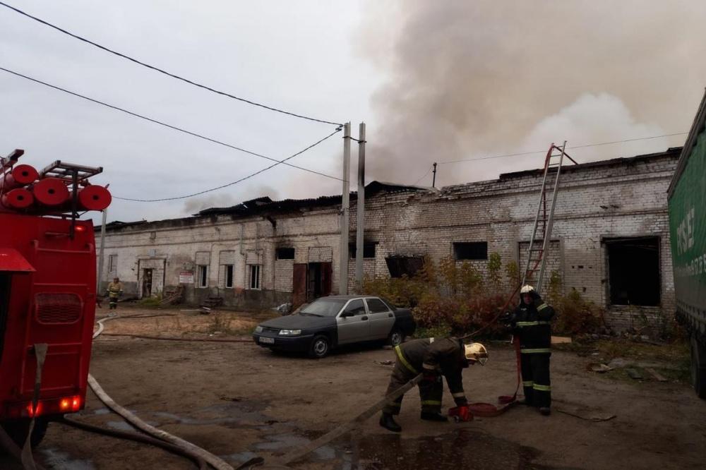 Пожар площадью 900 квадратных метров на складе в Дзержинске потушили