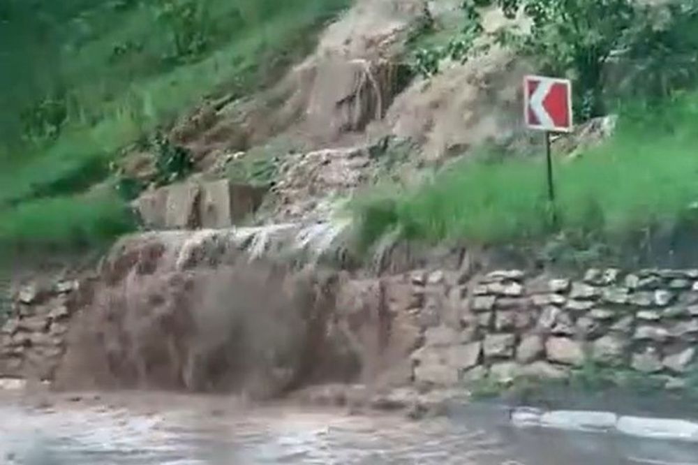 Фото Грязевой водопад на Окском съезде возник из-за засора ливневой канализации - Новости Живем в Нижнем