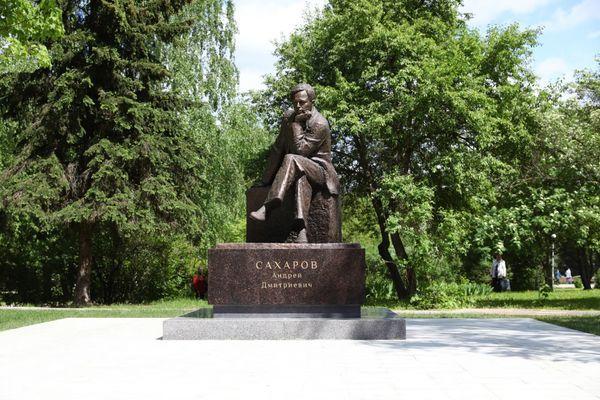 Памятник Андрею Сахарову открыли в Сарове 21 мая