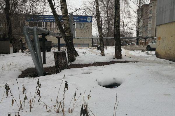 Канализационный колодец на улице Петровского открыт более трех месяцев в Нижнем Новгороде