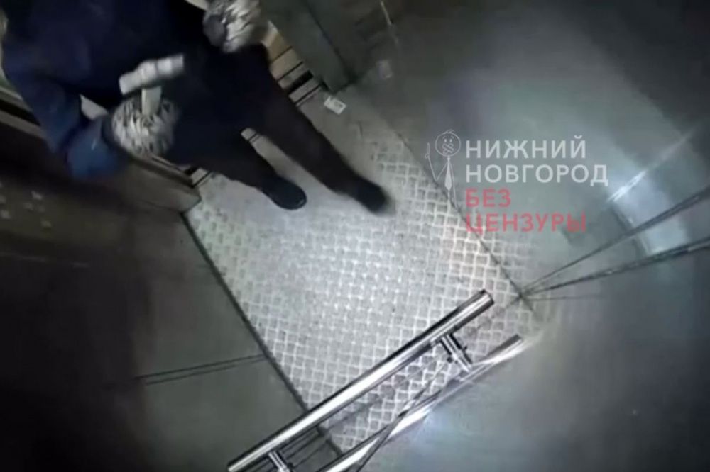 Нижегородка пыталась молотком уничтожить камеру наблюдения в лифте