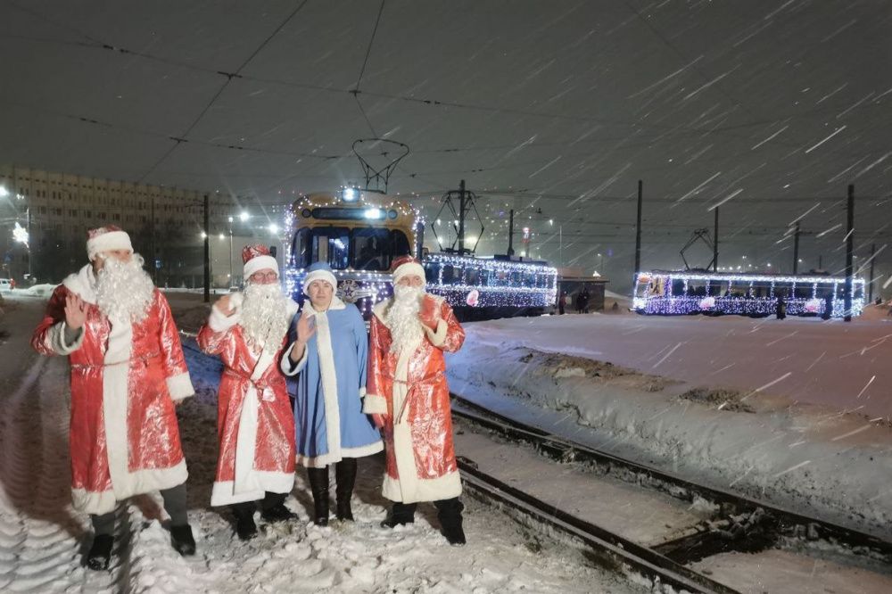 Три новогодних трамвая начали обслуживать пассажиров в Нижнем Новгороде