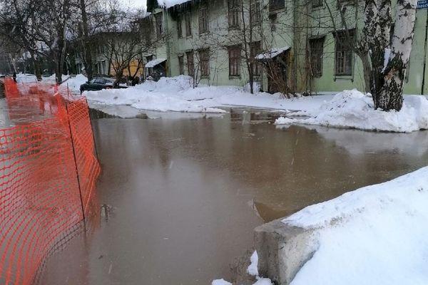 Фонтан воды забил из-под земли на улице Циолковского в Нижнем Новгороде