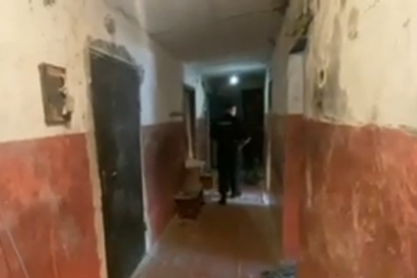 Полицейские спасли 7 человек из горящего общежития в Дзержинске