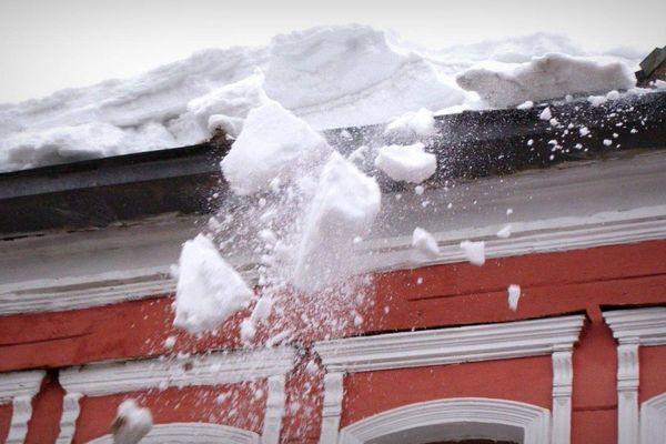Четыре нижегородца пострадали от падения ледяных глыб с крыш