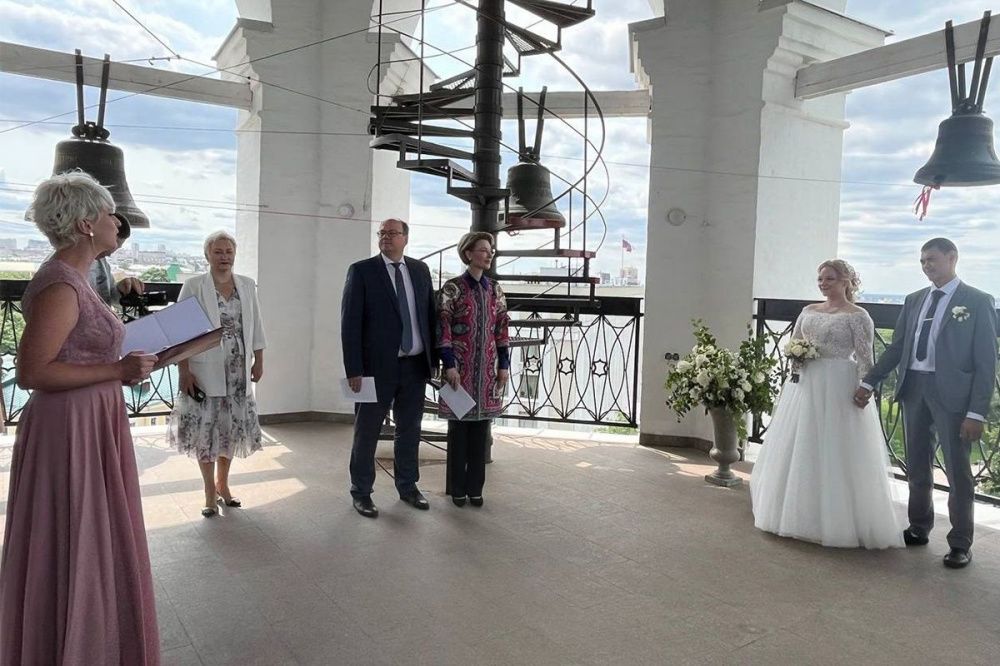 19 пар заключили брак в Нижегородском кремле у памятника князю Донскому