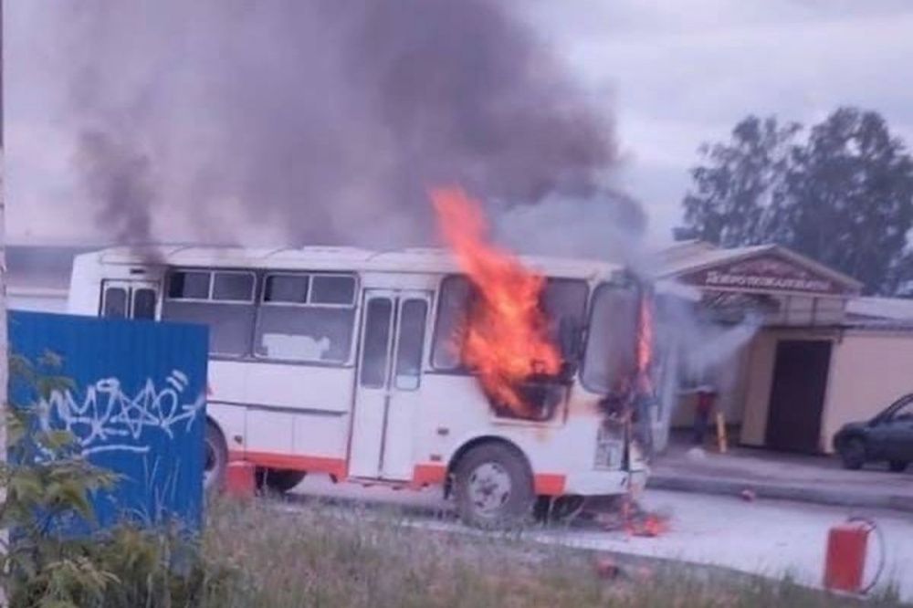 Автобус загорелся у газозаправочной станции в Арзамасе Нижегородской области 