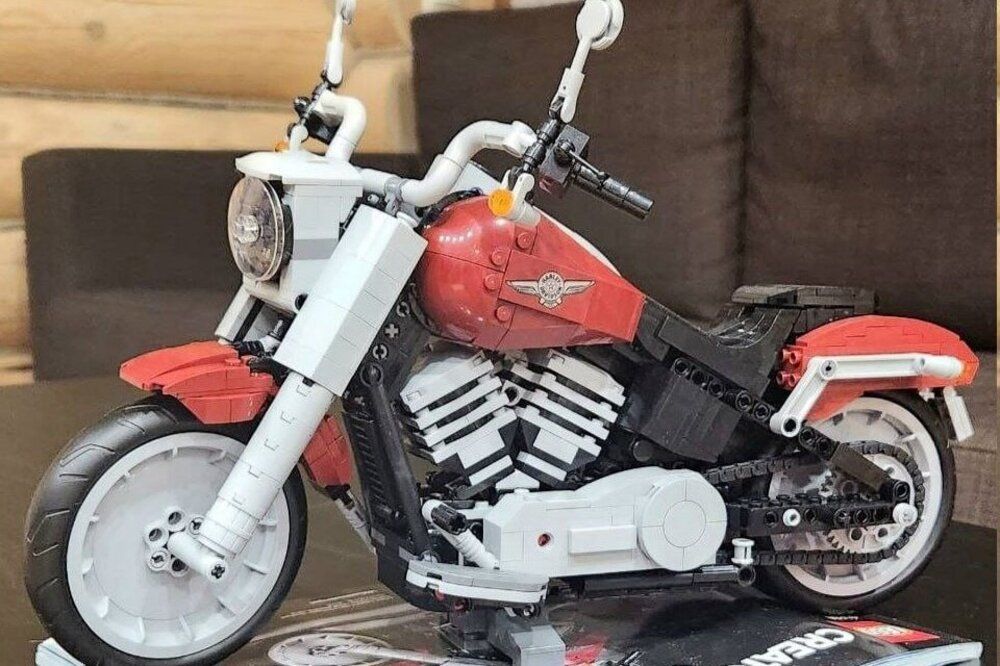 Глава Дзержинска Иван Носков собрал байк из LEGO к открытию мотосезона