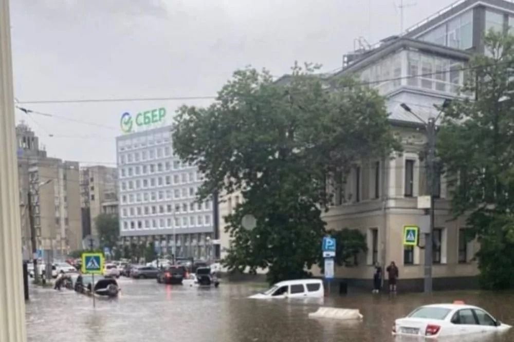 Горожане сняли видео с затопленными улицами Нижнего Новгорода