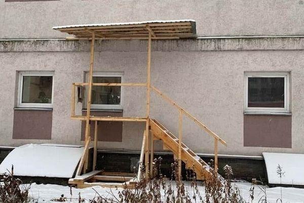 Сотрудникам больницы организовали отдельный вход через окно в Нижнем Новгороде