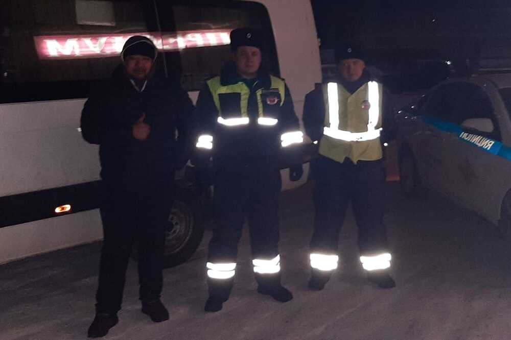 Нижегородские стражи порядка спасли замерзающих в сломанном автобусе иностранцев