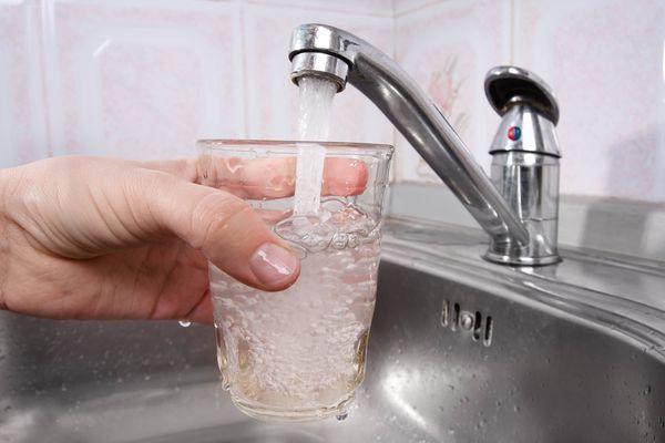 Названы причины неприятного запаха воды в домах Автозаводского района