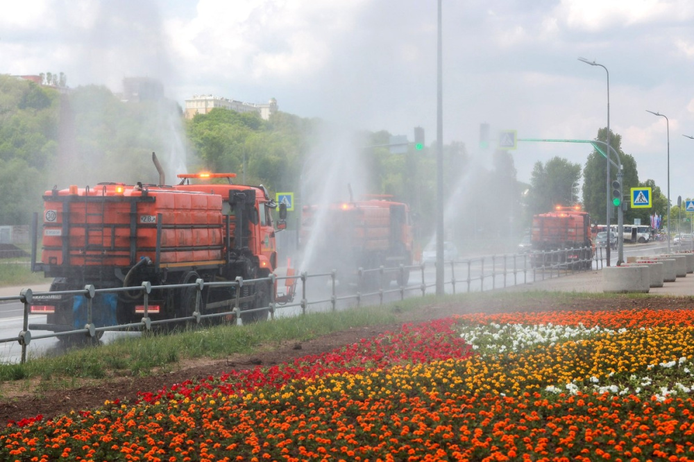 Фото Свыше 50 поливомоечных машин орошают газоны и дороги Нижнего Новгорода в жару - Новости Живем в Нижнем