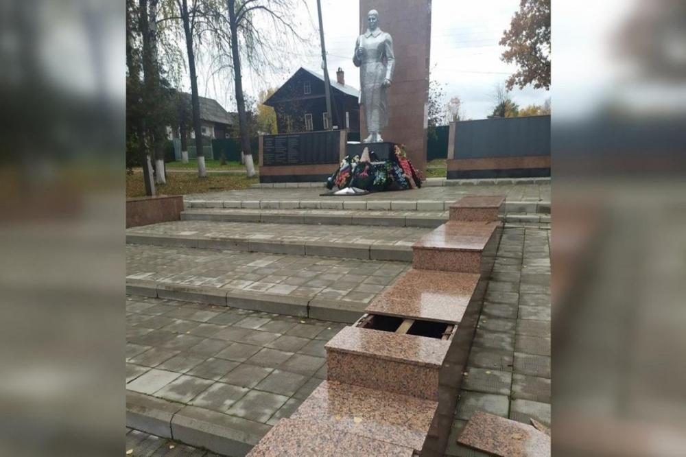 Вандалы повредили мемориал воинам Великой Отечественной войны в Ветлуге