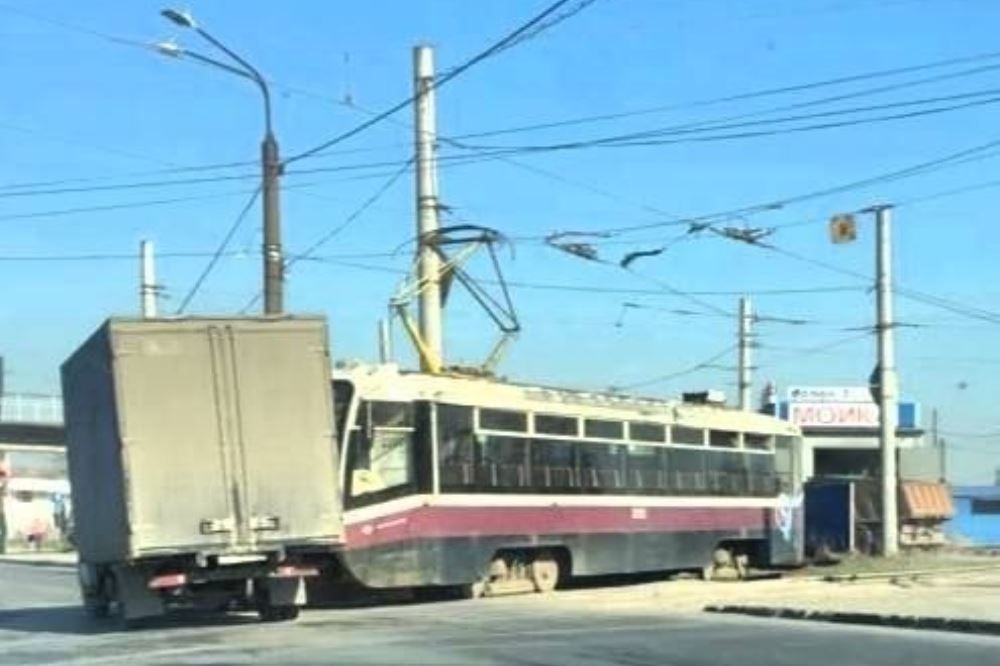 Трамвай столкнулся с грузовиком в Нижнем Новгороде 19 апреля