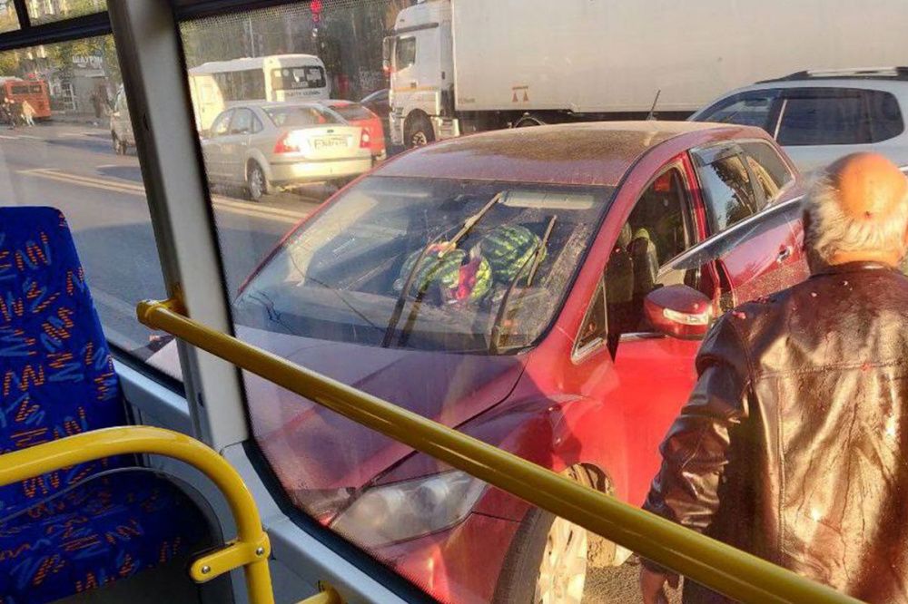 Груженный арбузами автомобиль врезался в троллейбус в Нижнем Новгороде