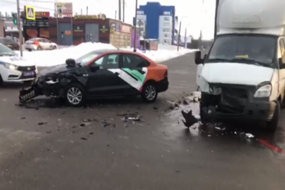 Один человек пострадал при столкновении «Делимобиля» и «Газели» на Автозаводе