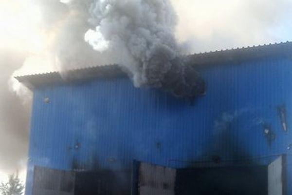 Ангар загорелся в Ленинском районе Нижнего Новгорода