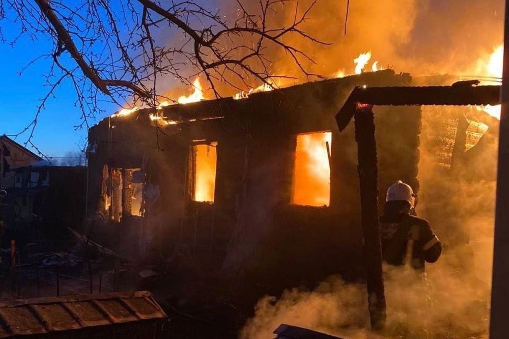 Пожар уничтожил дом и баню в Ленинском районе 23 апреля вечером