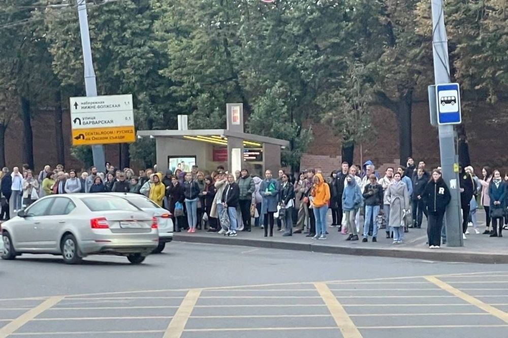Фото Огромная толпа желающих сесть на автобус собралась на площади Минина в Нижнем Новгороде - Новости Живем в Нижнем