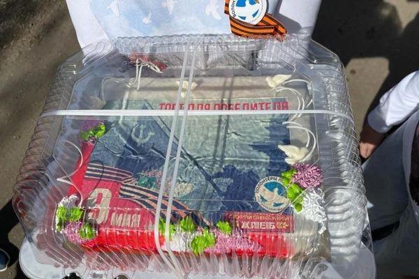 «Волонтеры Победы» подарили участнику ВОВ праздничный торт в Нижнем Новгороде