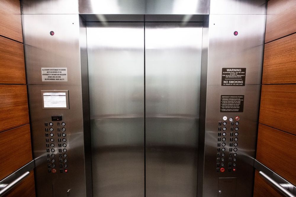 185 старых лифтов начали менять на новые в Нижегородской области