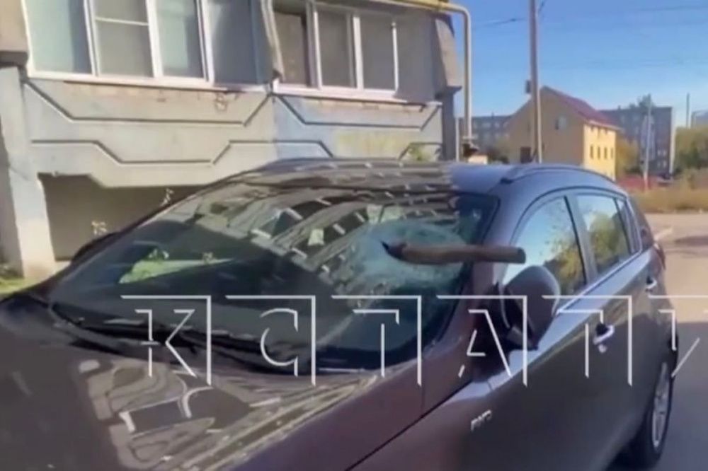 Воткнувший топор в машину жительницы Дзержинска вандал также повредил авто ее отца