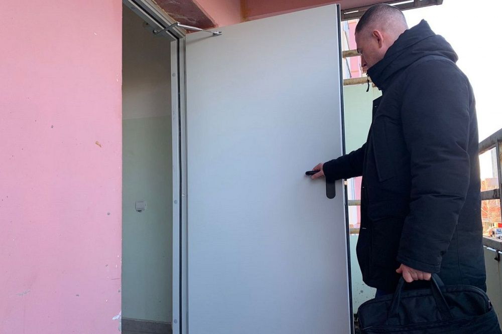 Фото Коммунальщики ремонтируют двери эвакуационных балконов в Нижнем Новгороде - Новости Живем в Нижнем