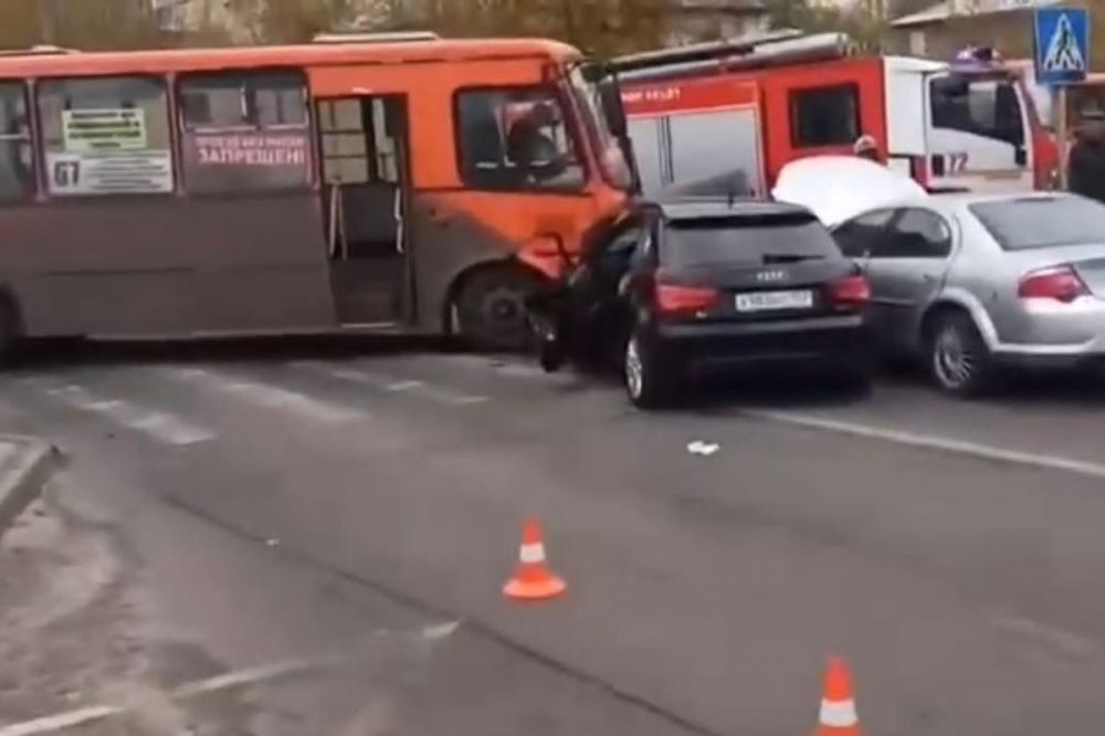 Два человека пострадали в ДТП с маршруткой в Нижнем Новгороде