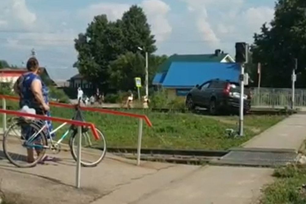 Водитель автомобиля проехал по железной дороге в Нижегородской области