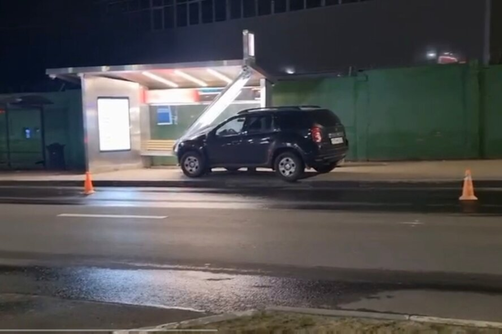 Два человека пострадали из-за влетевшей в остановку машины в Нижнем Новгороде
