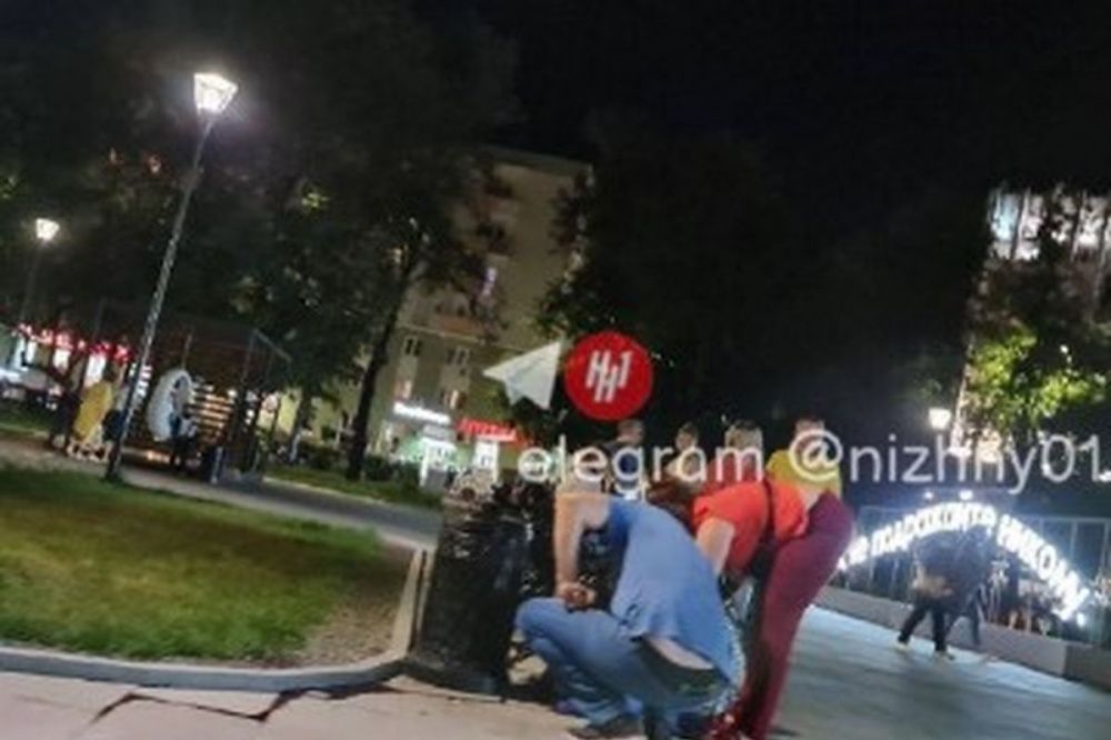 Самокатчик сбил пожилую женщину на площади Горького и убежал