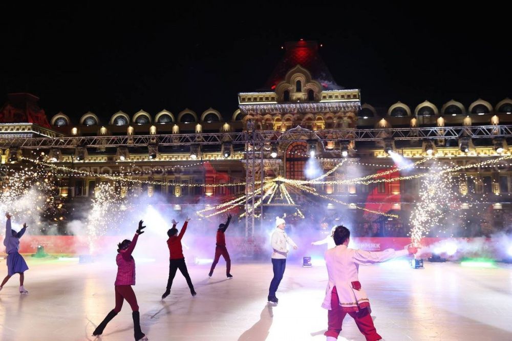 Главная новогодняя площадка Нижнего Новгорода открылась ледовым шоу Ильи Авербуха