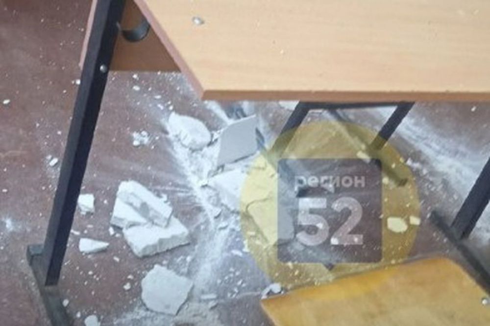  Кусок потолка рухнул между студентами нижегородского техникума во время лекции