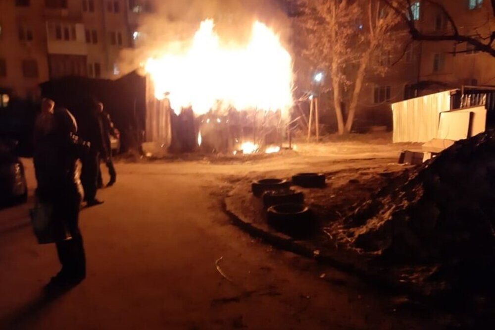 Несколько сараев сгорело на улице Саврасова в Нижнем Новгороде